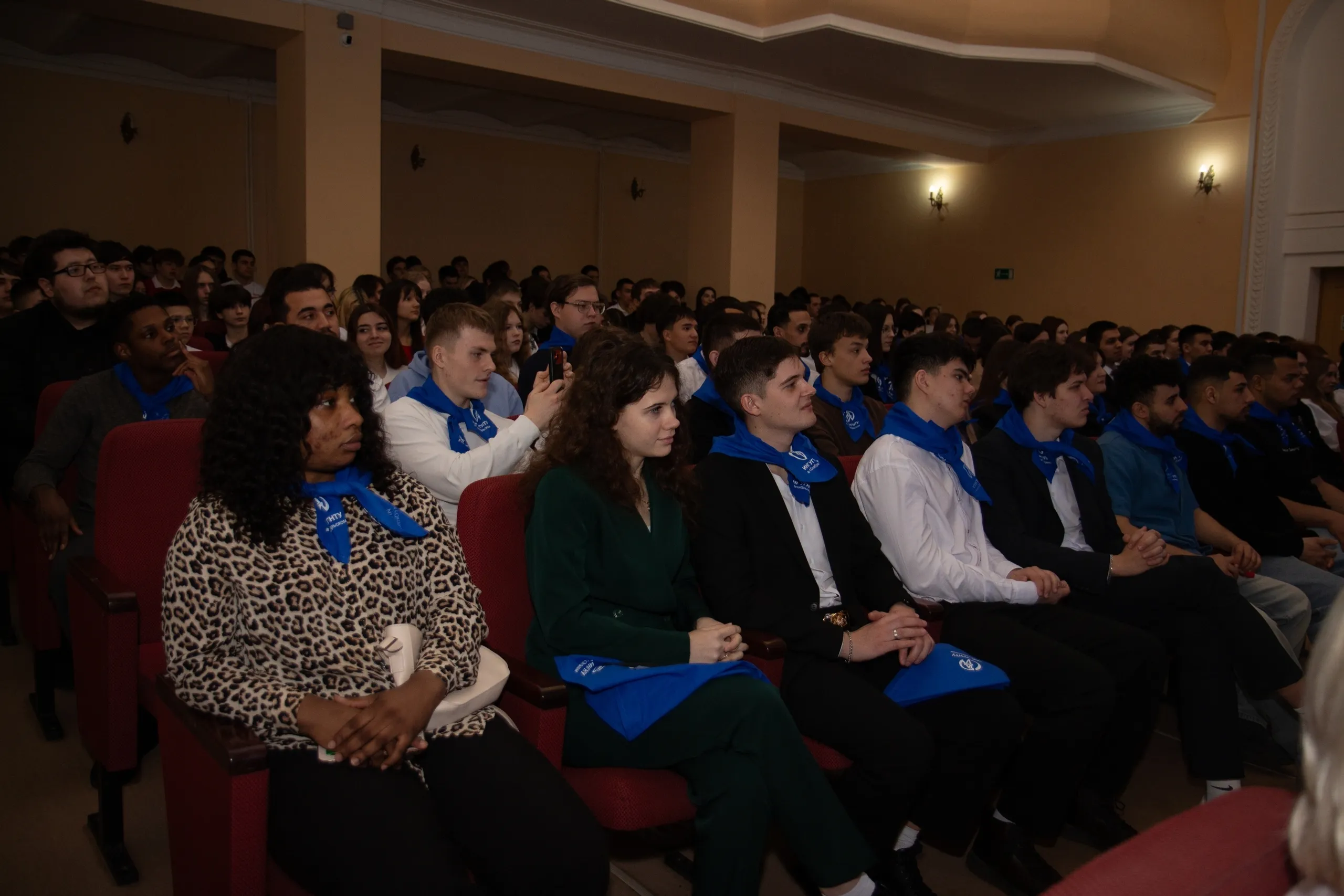 Октябрьскийда яшьләр министр белән киләчәк турында фикер алышты