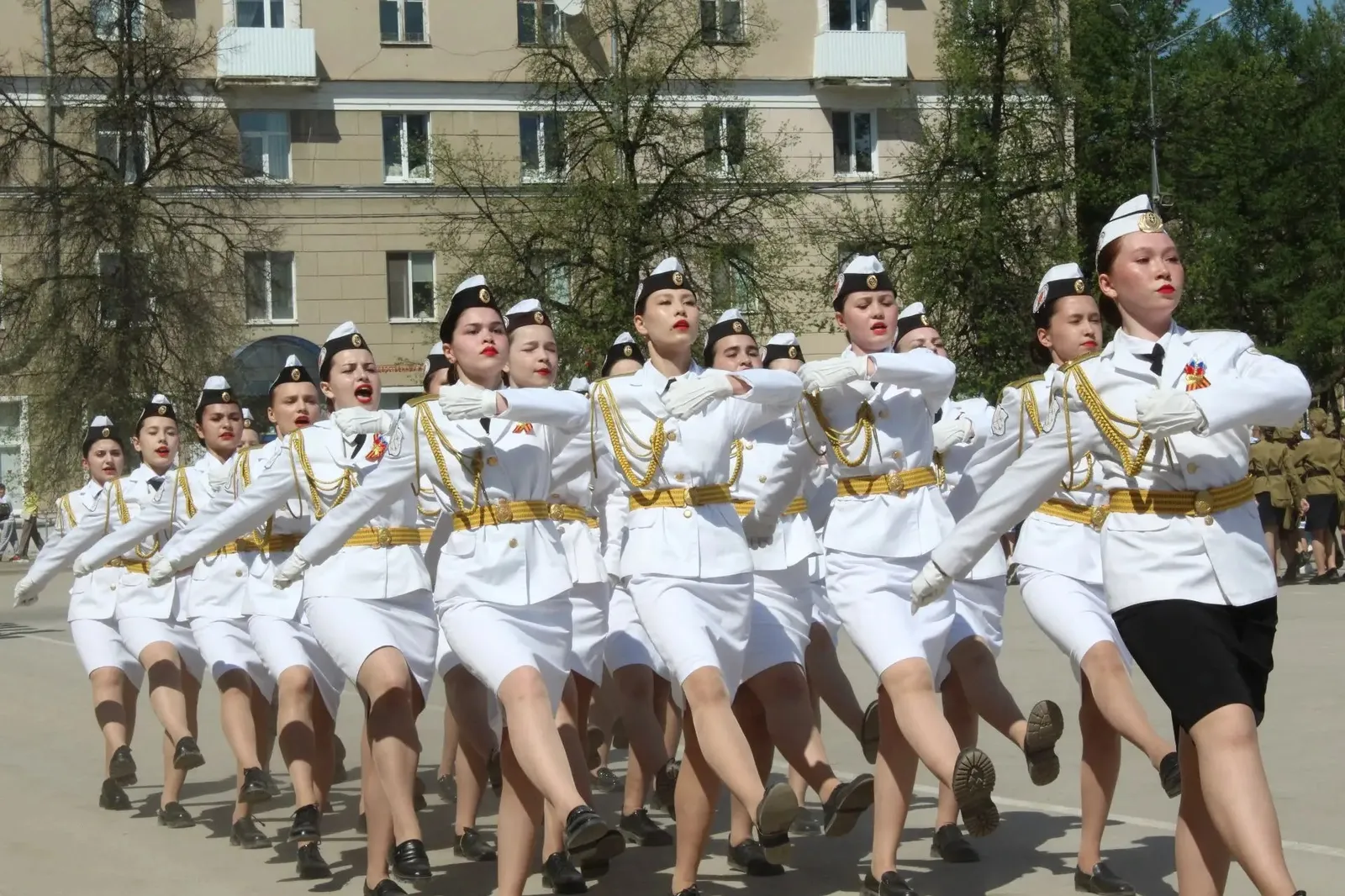 Тигез саф булып басты яшь буын