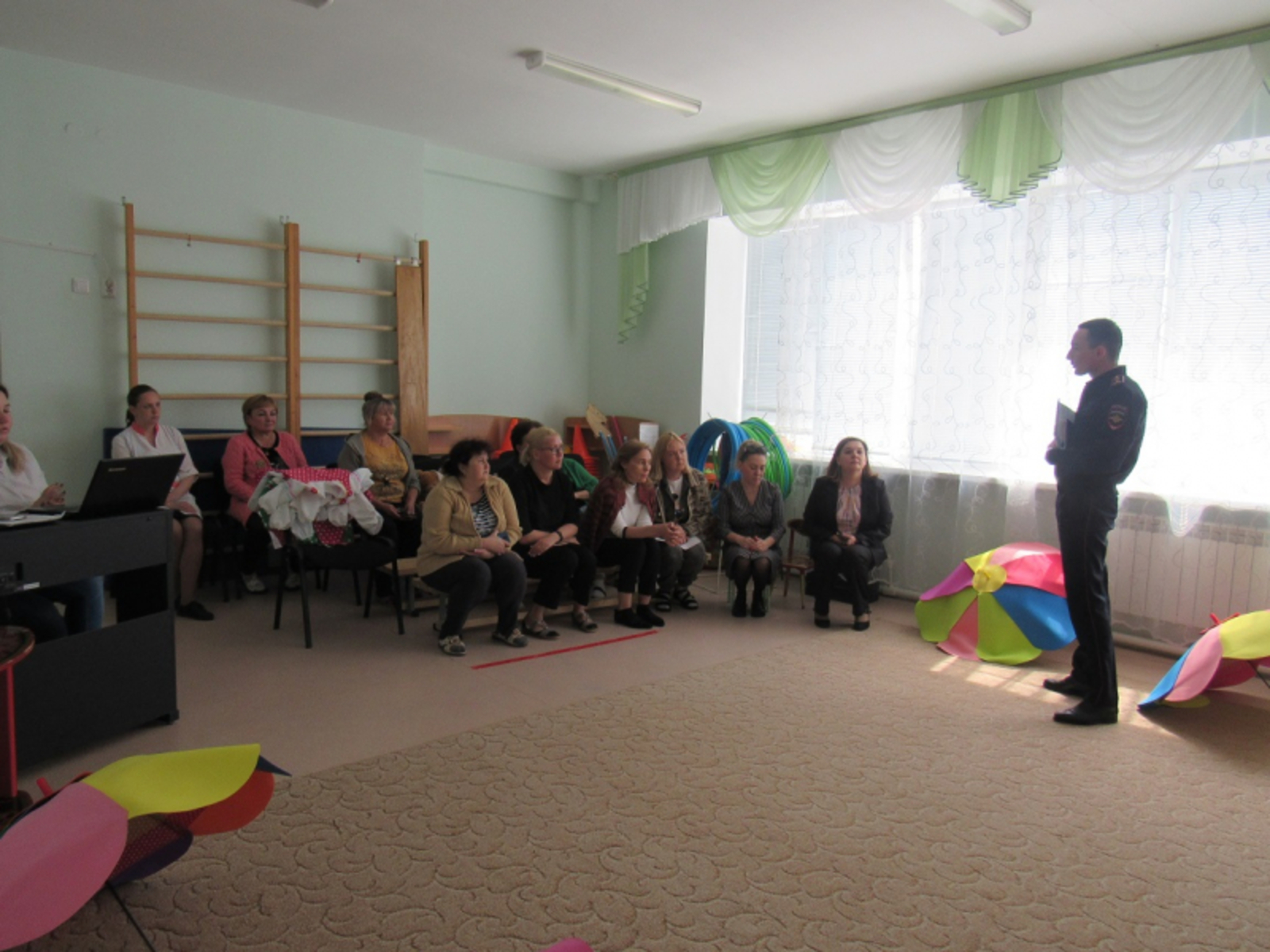 Сотрудники Октябрьской полиции провели профилактическую беседу для работников дошкольных учреждений