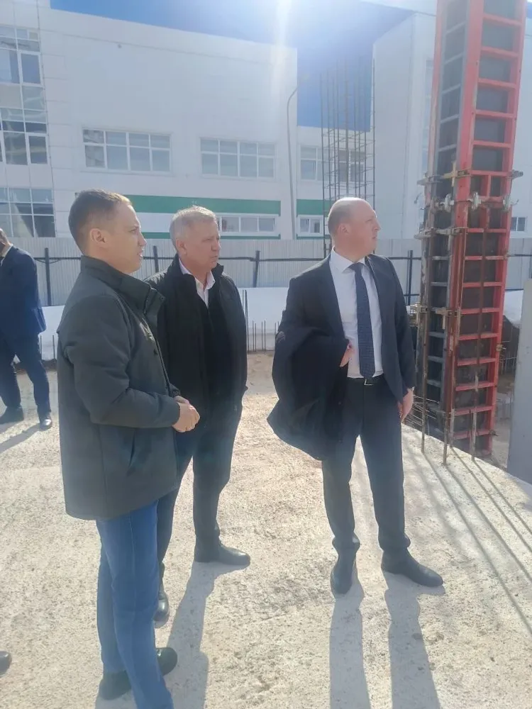 Заманча йөзү бассейны төзелеше дәвам итә