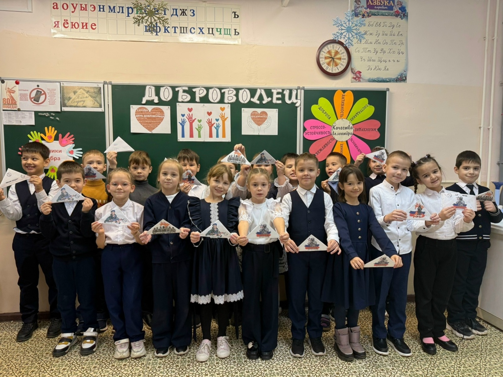 Укучылар солдатларга хат яза