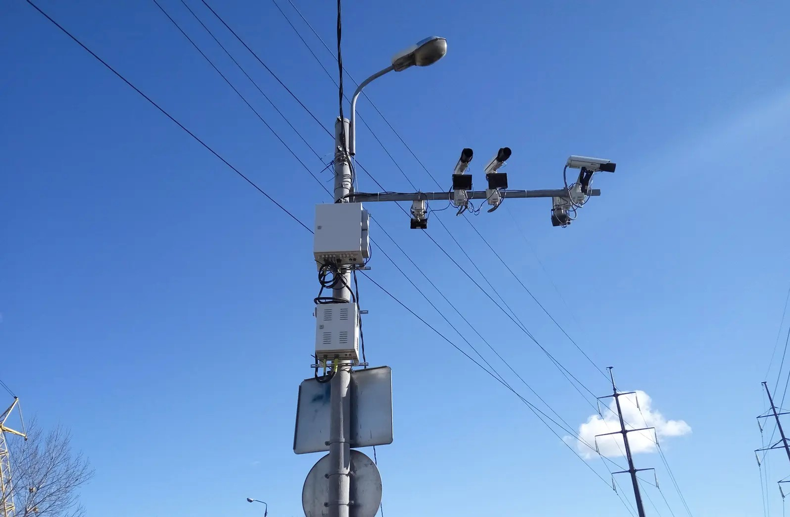 Юл хәрәкәте кагыйдәләрен бозуларны теркәү камералары Интернеттан башка да эшли