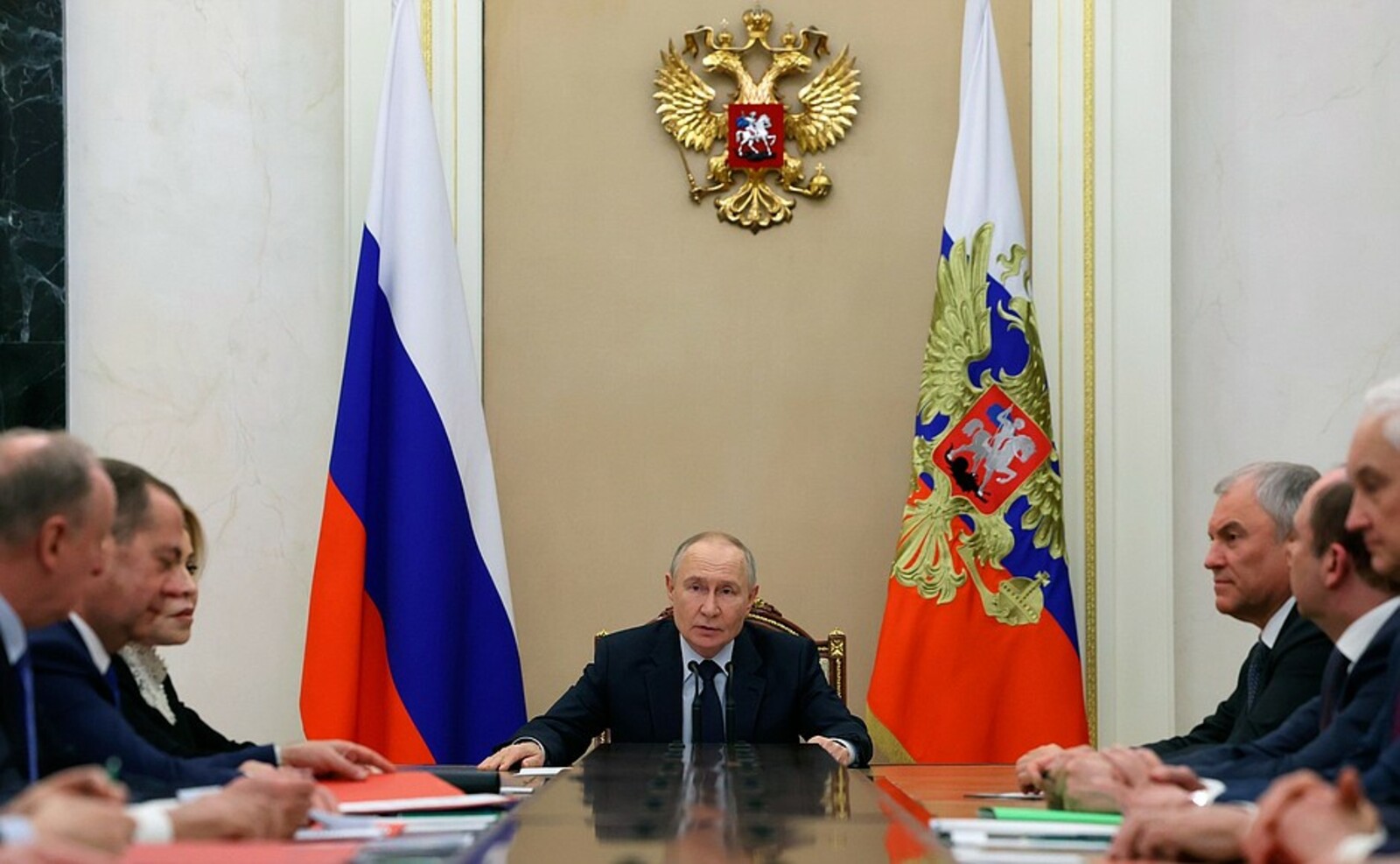 Владимир Путин провёл оперативное совещание с членами Совета Безопасности