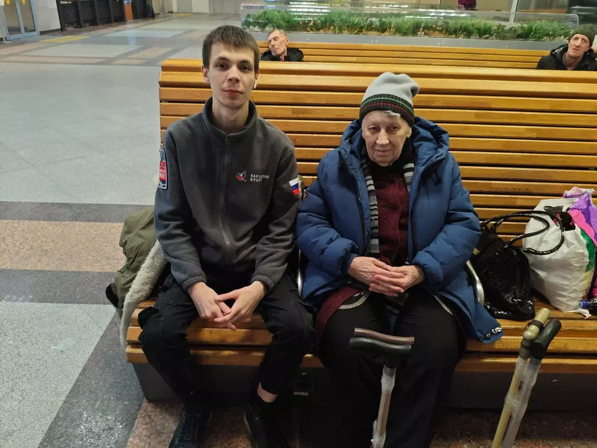 Молодёжка Народного фронта помогла жительнице Мариуполя вернуться домой