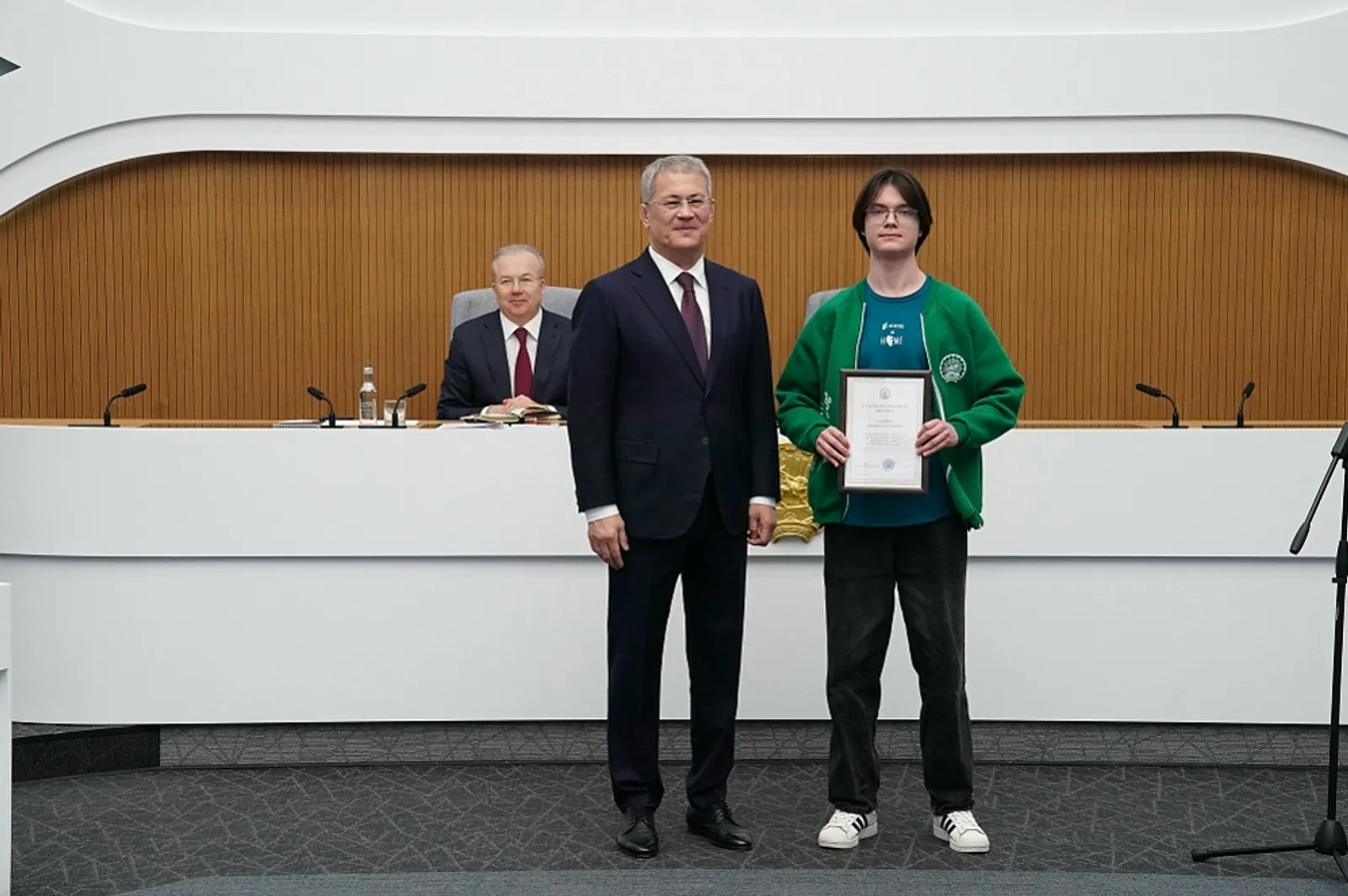 Радий Хәбиров Октябрьский укучысын бүләкләде