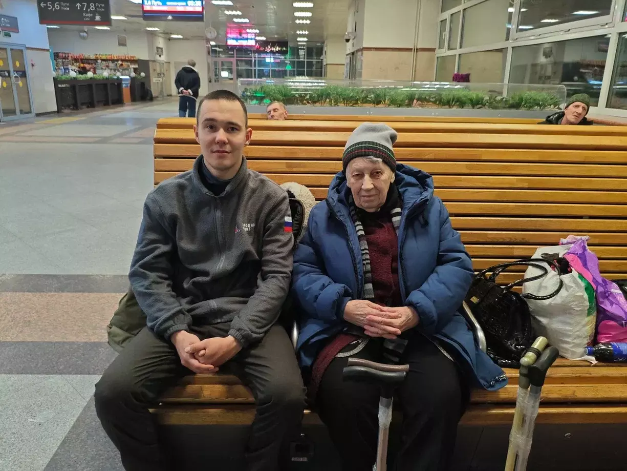 Молодёжка Народного фронта помогла жительнице Мариуполя вернуться домой