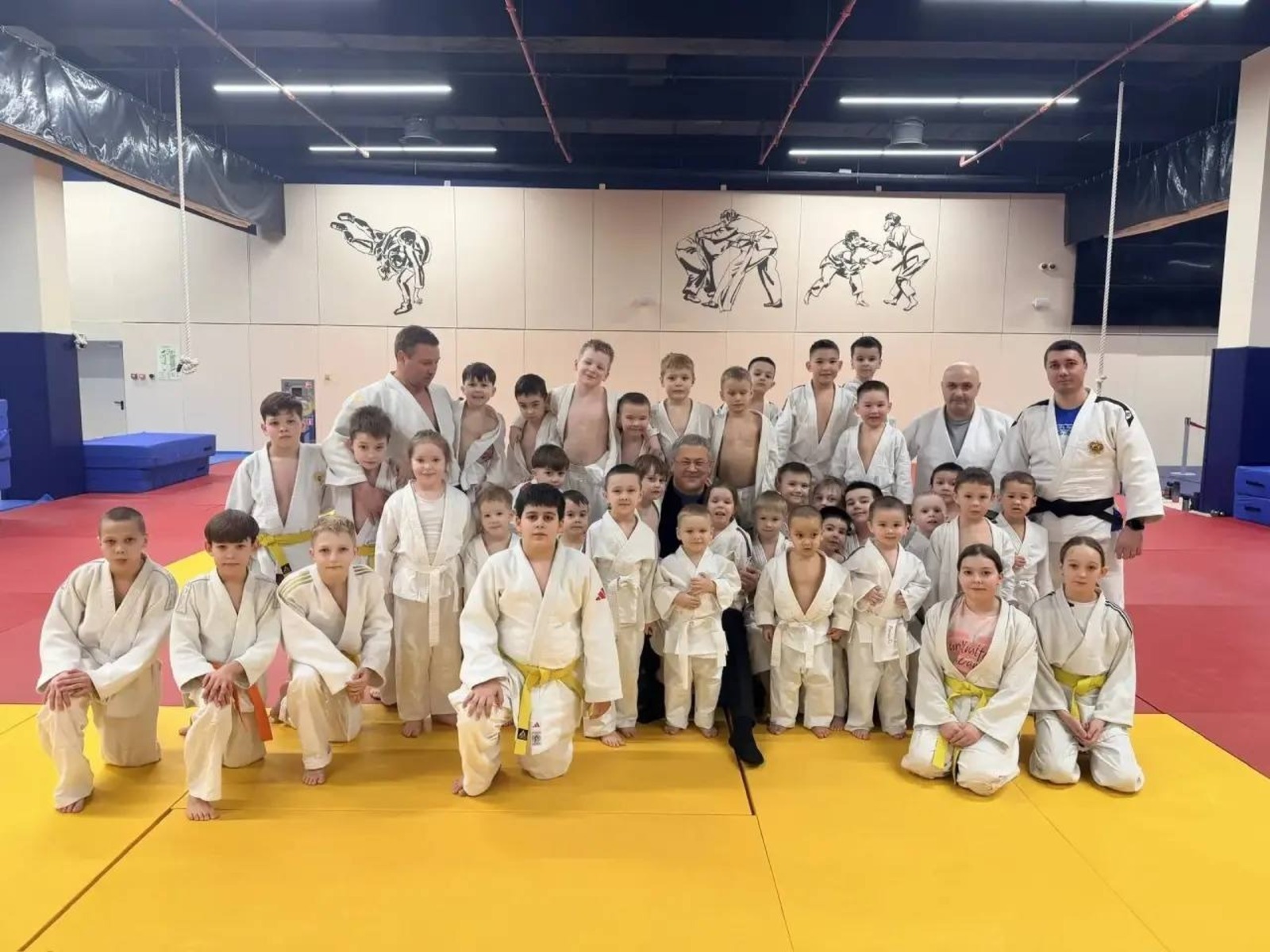 Радий Хабиров посетил тренировки юных спортсменов во Дворце борьбы