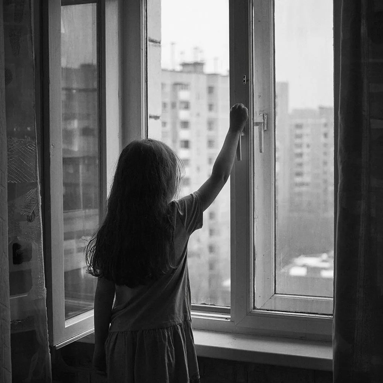 Бала тәрәзәдән егылып төшкән