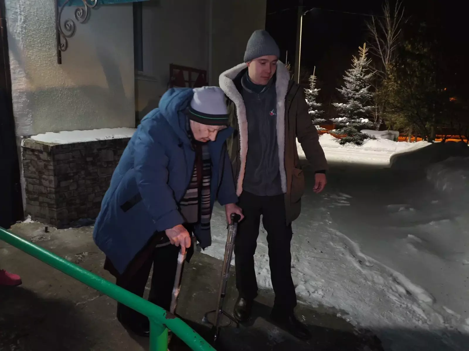 Молодёжка Народного фронта помогла жительнице Мариуполя вернуться домой