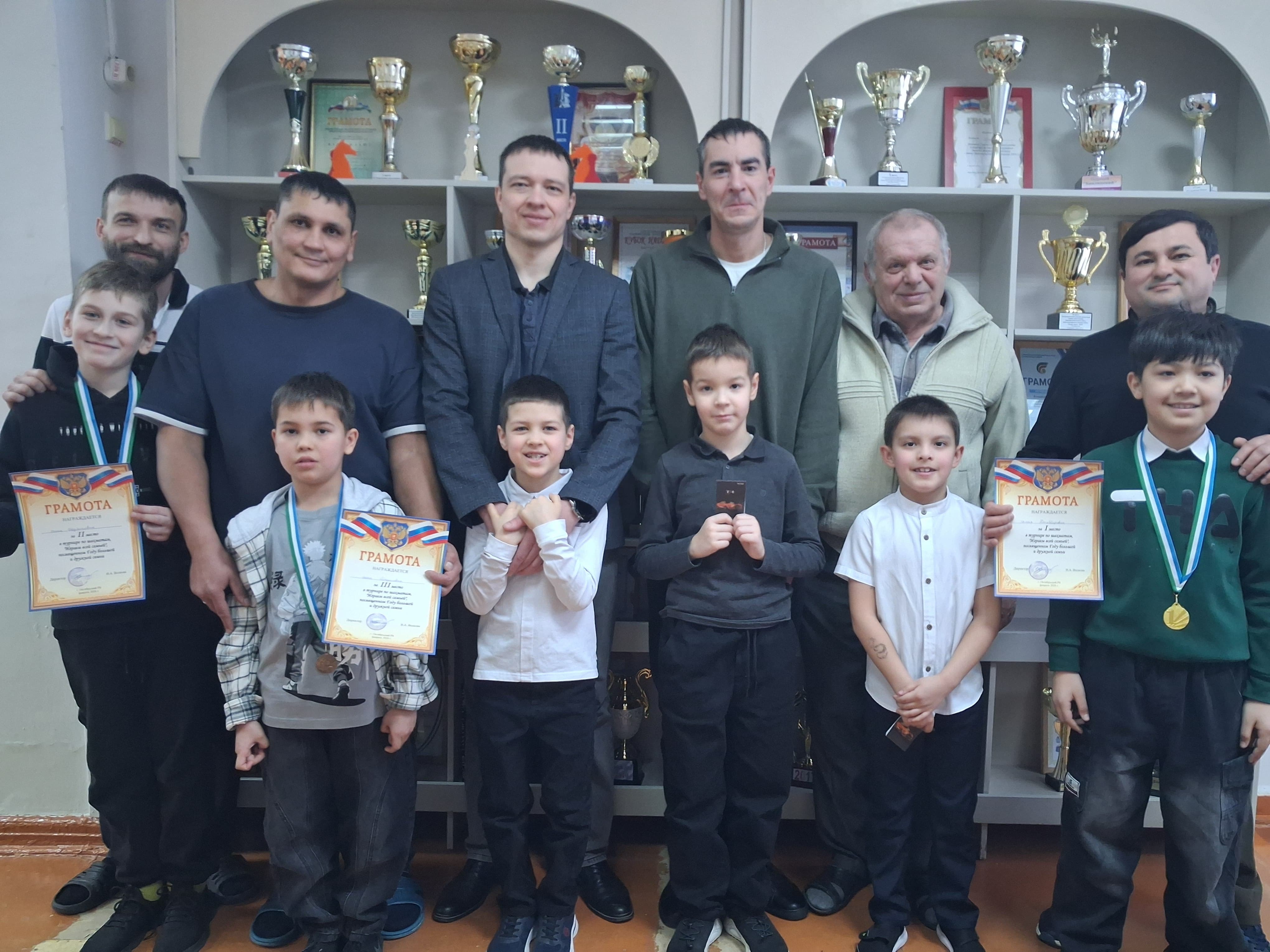 Бөтен гаилә белән