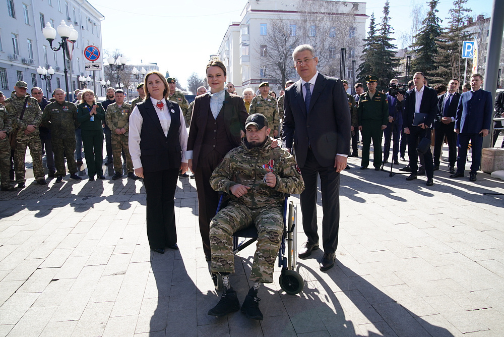 Радий Хабиров и Анна Цивилева вручили ветеранам СВО ключи от автомобилей